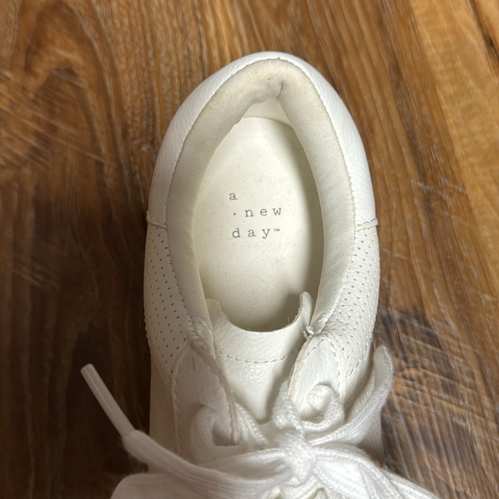 White leather shoes - Picture 2 of 5